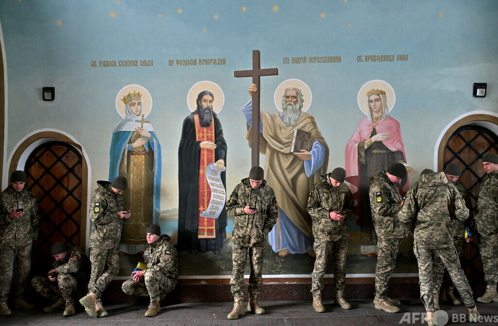 【今日の1枚】聖人に守られ雨をしのぐ ウクライナ 写真1枚 国際ニュース：AFPBB News