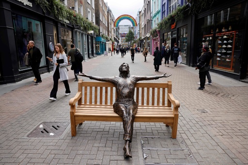 ジョン・レノンさんの彫像が座るベンチ、ロンドンに設置 写真10枚 国際