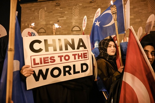 トルコでウイグル人問題めぐり抗議デモ、中国国旗燃やす参加者も