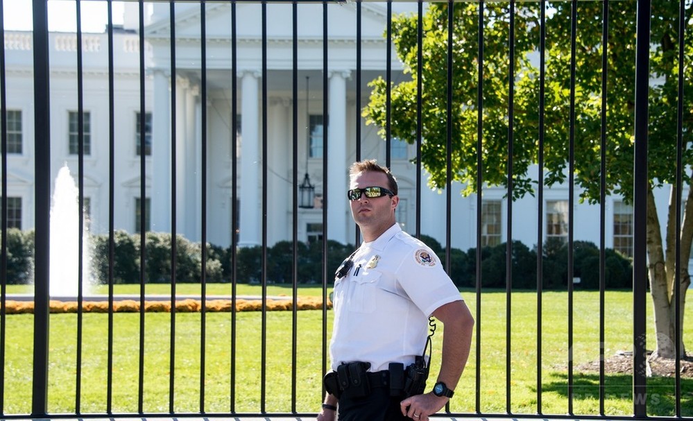 ホワイトハウス侵入事件、大統領警護官が私的電話中だった 写真2枚 ...