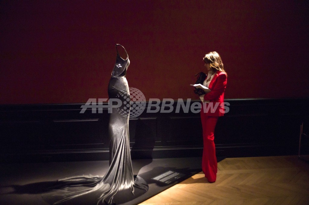 「アライア」展パリで開催、オープニングにユベール・ド・ジバンシィら豪華な顔ぶれ