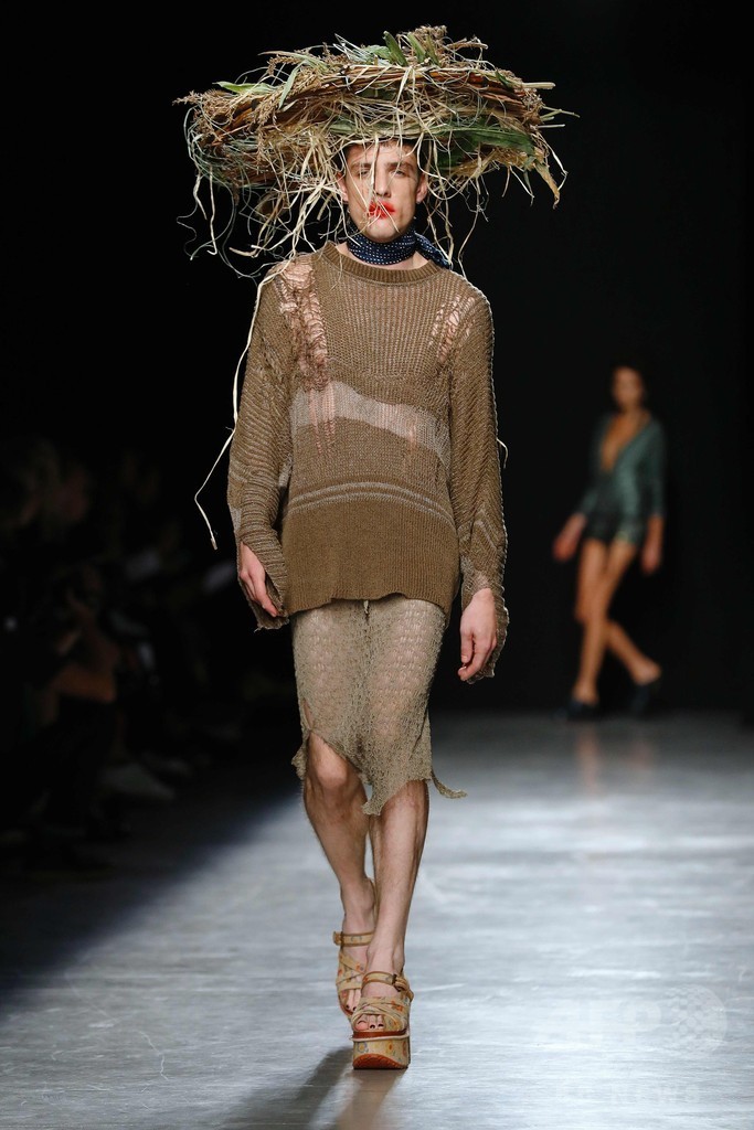 「アンドレアス・クロンターラー フォー ヴィヴィアン・ウエストウッド」17年春夏