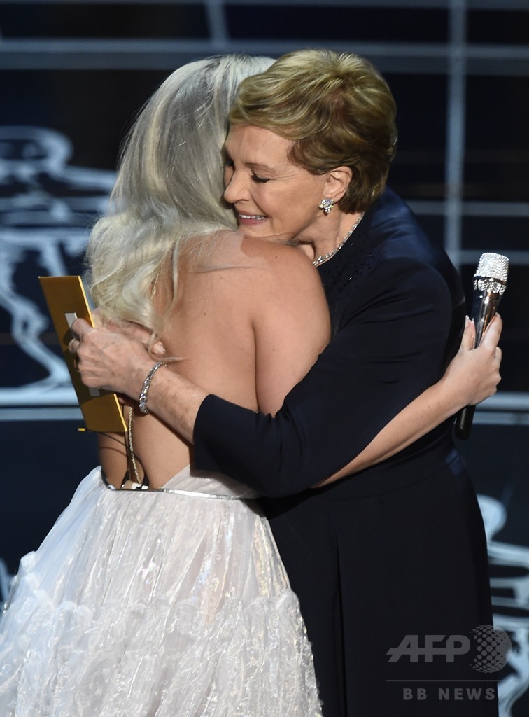 レディー・ガガ、アカデミー賞授賞式で熱唱