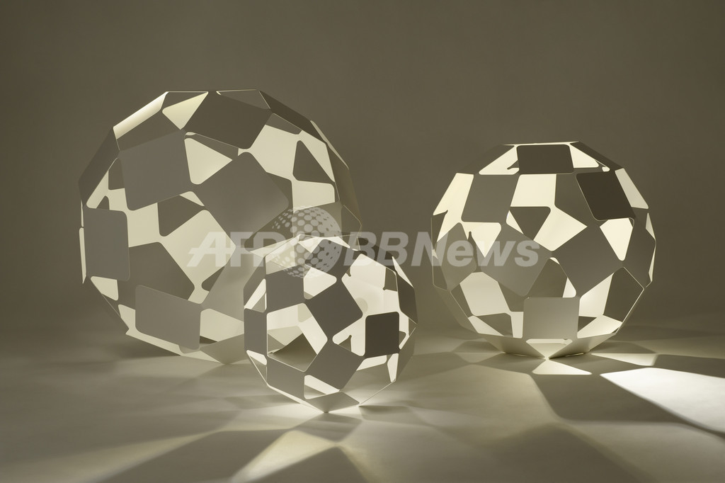 光と影が遊ぶ、「ネンド」のダンシングクスエアランプ