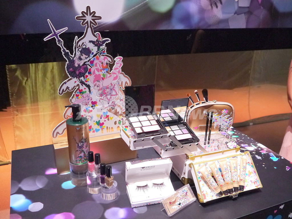 「シュウ ウエムラ」×村上隆、クリスマスコレクション発表イベント開催