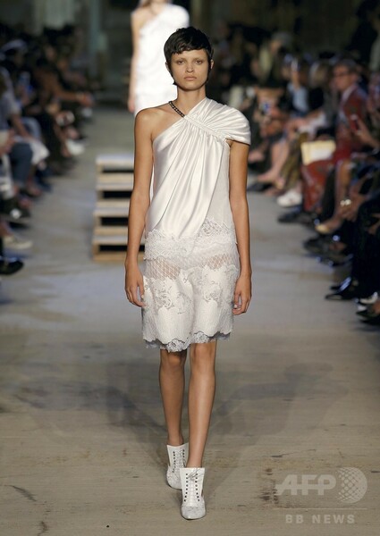 「ジバンシィ」16年春夏コレクション