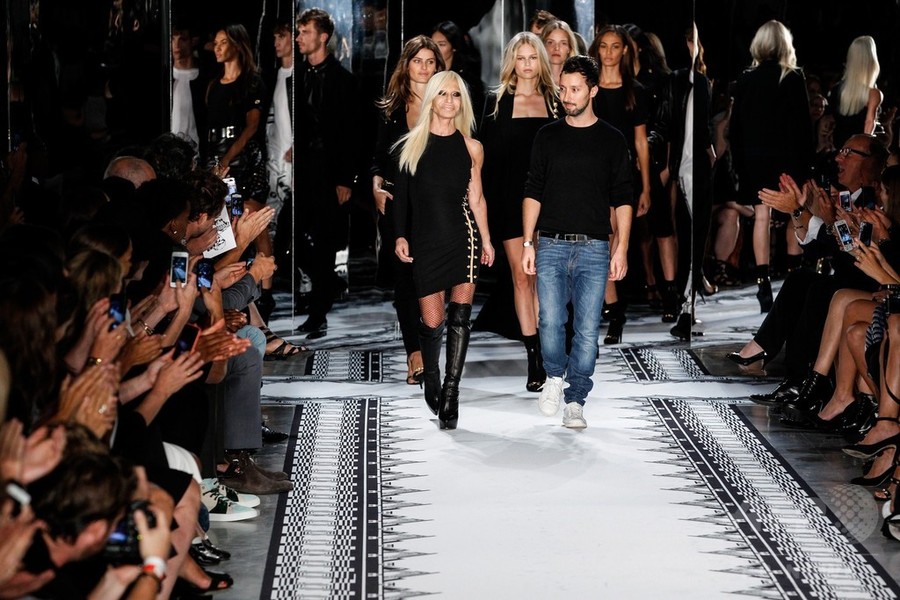 アンソニー・バカレロとコラボ、「ヴェルサス ヴェルサーチ」15年春夏