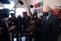 米首都ワシントンの小売店を訪問中、ウクライナ情勢について問われるジョー・バイデン大統領（2022年1月25日撮影）。(c)SAUL LOEB / AFP