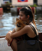洪水に見舞われたタイ・バンコク（Bangkok）で、ペットの犬を抱いてボートに乗る女性（2011年11月7日撮影）。(c)AFP/SAEED KHAN

&lt;a href=&quot;http://www.afpbb.com/article/environment-science-it/environment/2839579/8046484&quot;&gt;&lt;b&gt;記事本文を読む&lt;/b&gt;&lt;/a&gt;