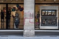 フランス・パリのリボリ通りで、柱に描かれたかぎ十字（2020年10月11日撮影）。(c)STEPHANE DE SAKUTIN / AFP