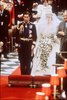 英ロンドンのセントポール大聖堂で結婚式を挙げるチャールズ皇太子とダイアナ妃（1981年7月29日撮影）。(c)STR / AFP