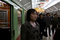 北朝鮮の首都・平壌（Pyongyang）市、平壌地下鉄の復興（Puhung）駅を歩く通勤客。平壌地下鉄は故金日成（キム・イルソン、Kim Il-Sung）体制下の1969～1972年に開通。地下110メートル付近を走り、世界で最も地中深くにある地下鉄とされる。15日は、故金日成主席の生誕100年にあたる（2012年4月14日撮影）。(c)AFP/Ed Jones