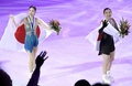 23-24フィギュアスケートグランプリ（GP）シリーズ第5戦、エスポー・グランプリ、女子シングル・フリースケーティング（FS）。表彰式後に笑顔を見せる坂本花織（右）と住吉りをん（2023年11月18日撮影）。(c)Heikki Saukkomaa / Lehtikuva / AFP