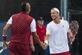テニス、ロジャーズ・カップ、男子ダブルス1回戦に臨むレイトン・ヒューイット/ニック・キリオス組（2015年8月11日撮影）。(c)AFP/Getty Images/Minas Panagiotakis
