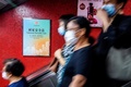 中国・香港の駅構内に掲示された国家安全法を宣伝するポスター（2020年6月29日撮影）。(c)ISAAC LAWRENCE / AFP