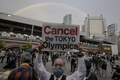 東京で開かれた、東京五輪開催に対する抗議デモ（2021年5月17日撮影）。(c)Charly TRIBALLEAU / AFP