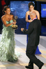 2007年9月16日、「第59回プライムタイム・エミー賞（59th Primetime Emmy Awards）」、ドラマ『%%Lost%%』でドラマ・シリーズ部門の助演男優賞（%%Outstanding Supporting Actor in a Drama Series%%）を受賞したテリー・オクイン（%%Terry O’Quinn%%）と、プレゼンターを務める女優のヴァネッサ・ウィリアムズ（%%Vanessa Williams%%、左）とアメリカ・フェレーラ（%%America Ferrera%%）。(c)AFP/Getty Images Vince Bucci