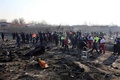 イラン首都テヘランのイマム・ホメイニ空港付近のウクライナ機墜落現場で作業にあたる救助隊（2020年1月8日撮影）。(c)AFP