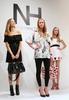 都内で開かれた新ブランド「ニッキーヒルトン(NICKYHILTON)」記者発表会に出席したデザイナーのニッキー・ヒルトンと、「ニッキーヒルトン」の新作を着たモデルたち（2009年3月5日撮影）。(c)MODE PRESS