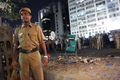インド・ニューデリー（New Delhi）中心部のコノート・プレイス（Connaught Place）の連続爆発現場を警備する警察官（2008年9月13日撮影）。(c)AFP/TENGKU BAHAR