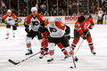 デビルズゴールへ攻め込むフライヤーズのダニエル・ブリエール（%%Daniel Briere%%、中央）。(c)AFP/Getty Images Chris Trotman