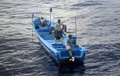 メキシコ海軍に救助されたコロンビアとエクアドル国籍の漁師ら（2015年10月31日撮影）。(c)AFP/MEXICAN NAVY
