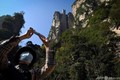 『アバター』舞台の張家界 絶壁エレベーターに徐々に客足戻る 中国 中国・湖南省の張家界国家森林公園のエレベーター「百龍天梯」付近で写真を撮る人(2020年11月13日撮影)。(c)WANG ZHAO / AFP