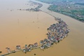 中国・江西省九江で、洪水で冠水した道や浸水した建物（2020年7月13日撮影）。(c)STR / AFP