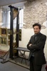 競売にかけられるギロチンの前に立つフランソワグザビエ・デュフロ（Francois-Xavier Duflos）氏。フランス・ナント（Nantes）で（2014年3月25日撮影）。(c)AFP/DAMIEN MEYER