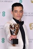 ロンドンで開催された英国アカデミー賞授賞式で、『ボヘミアン・ラプソディ』のフレディ・マーキュリー役で主演男優賞を受賞した米俳優ラミ・マレック（2019年2月10日撮影）。(c)Ben STANSALL / AFP