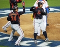 第2回ワールド・ベースボール・クラシック（%%2009 World Baseball Classic%%）決勝、韓国戦で10回にイチロー（%%Ichiro Suzuki%%）の2点適時打で本塁へ生還して歓喜する日本の内川聖一（%%Seiichi Uchikawa%%、左）と岩村明憲（%%Akinori Iwamura%%、右）。（2009年3月23日撮影）(c)AFP/Getty Images/Stephen Dunn