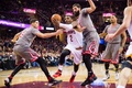 15-16NBA、クリーブランド・キャバリアーズ対シカゴ・ブルズ。ドライブからシュートを狙うクリーブランド・キャバリアーズのカイリー・アービング（中央、2016年1月23日撮影）。(c)AFP/Getty Images/Jason Miller