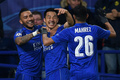 サッカー欧州チャンピオンズリーグ、グループG第5節、レスター・シティ対クラブ・ブルージュ。チームメートと得点を喜ぶレスター・シティの岡崎慎司（2016年11月22日撮影、資料写真）。(c)AFP/Paul ELLIS