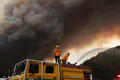 アルゼンチン・リオネグロ州パラへビジェガスで山火事の消火活動に当たる消防士（2021年12月29日撮影）。(c)Francisco RAMOS MEJIA / AFP
