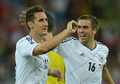 サッカー欧州選手権2012（UEFA Euro 2012）準々決勝、ドイツ対ギリシャ。後半23分にチーム3得点目を挙げ、チームメイトのフィリップ・ラーム（Philipp Lahm）に祝福されるドイツのミロスラフ・クローゼ（Miroslav Klose、2012年6月22日撮影）。(c)AFP/PATRIK STOLLARZ