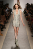 米・ニューヨーク市内で発表されたエルベ・レジェ バイ マックスアズリア（Herve Leger By Max Azria）の10年春夏コレクション（2009年9月13日撮影）。(c)AFP/Getty Images/Kristian Dowling