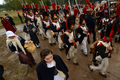 フランス皇帝ナポレオン（Napoleon）の遠征軍と帝政ロシア軍が激戦を繰り広げた1812年の「ボロジノの戦い」から今年で200年となることを記念し、モスクワ（Moscow）西方のボロジノ（Borodino）で2日、戦いを再現するイベントが行われた。

　当時の軍服や刀剣などを用いて戦いを忠実に再現したイベントには、ロシア政府が110万ドル（約8700万円）を出資。フランス側1550人、ロシア側1450人の兵士を演じる計3000人が参加。ジスカール・デスタン（Giscard d&apos;Estaing）仏元大統領と、ウラジーミル・プーチン（Vladimir Putin）露大統領も「観戦」に訪れた。これに先立ち、プーチン大統領の補佐官は「ボロジノの戦い」再現イベントを「若者の愛国教育」を広めるために活用したいと述べた。

　1812年9月7日の「ボロジノの戦い」は合戦では勝利しながら、戦争には負けた戦将の際立った例だ。

　ボロジノでは2万人のナポレオン軍が激戦の末に、兵力の多い4万5000人の露軍を破った。しかし痛手が大きかったため、ナポレオンはモスクワに進軍を開始する前に回復期間を置くことにした。この時にナポレオンはおそらく、敵方のクトゥーゾフ将軍が戦闘の翌日に一時撤退したことを知らなかったとされる。この休息の決断が、ナポレオンにとって致命的な誤算だった。

　帝政ロシア軍は兵力の半分を失っていたが、近くの村落で体制を立て直す時間ができ、戦術を練った。ナポレオン軍が入城したモスクワは、市民は脱出しもぬけの殻で、そこに焦土戦術が追い打ちをかけた。士気を失ったナポレオン軍は退却を余儀なくされた（2012年9月2日撮影）。(c)AFP/Kirill Kudryavtsev