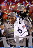 13NFL第48回スーパーボウル（Super Bowl XLVIII）、デンバー・ブロンコス（Denver Broncos）対シアトル・シーホークス（Seattle Seahawks）。試合のMVPに選出され、トロフィーを手に喜ぶシアトル・シーホークスのマルコム・スミス（Malcolm Smith、2014年2月2日撮影）。(c)AFP/Getty Images/Jeff Gross