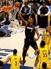13-14NBAプレーオフ・イースタンカンファレンス決勝（7回戦制）、インディアナ・ペイサーズ（Indiana Pacers）対マイアミ・ヒート（Miami Heat）第2戦。得点を狙うマイアミ・ヒートのクリス・ボッシュ（Chris Bosh、2014年5月20日撮影）。(c)AFP/Getty Images/Joe Robbins
