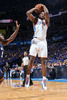 12-13NBAは5日、カンファレンス準決勝（7回戦制）が行われ、オクラホマシティ・サンダー（Oklahoma City Thunder）は93-91でメンフィス・グリズリーズ（Memphis Grizzlies）との初戦を制した。

ジャンプシュートを放つオクラホマシティ・サンダーのセルジ・イバカ（Serge Ibaka、2013年5月5日撮影）。(c)AFP/Getty Images/NBAE/Layne Murdoch