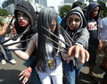 インドネシアの首都ジャカルタ（Jakarta）で27日、インドネシア・ゾンビ・クラブ（Indonesian Zombie Club、IZOC）のメンバー数百人がゾンビ姿で市内を行進した。ジャカルタは今月中旬に洪水に見舞われたことから、ゾンビ行進は洪水後の市内清掃の呼び掛けと被災者への募金を目的に企画された（2013年1月27日撮影）。(c)AFP/ADEK BERRY