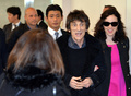 羽田空港の到着ロビーに姿を見せたザ・ローリング・ストーンズ（The Rolling Stones）のロニー・ウッド（Ronnie Wood、2014年2月23日撮影）。(c)AFP/Yoshikazu TSUNO