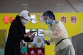 中国・武漢の長距離バスターミナルで、マスクを着けたスタッフ（2020年4月30日撮影）。(c) STR / AFP