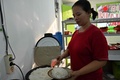 インドネシア・ジャカルタの屋台で皿にご飯を盛る女性（2019年11月13日撮影）。(c)ADEK BERRY / AFP