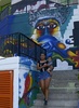 南米コロンビア・メデジン（Medellin）の最貧国地区のひとつ「コムーナ13（Comuna 13）」の街中に描かれた絵（2014年4月1日撮影）。(c)AFP/Raul ARBOLEDA