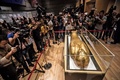 エジプトのカイロにある国立エジプト文明博物館で公開された高位聖職者ネジェマンクの黄金のひつぎ（2019年10月1日撮影）。(c)Khaled DESOUKI / AFP