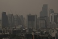 大気汚染でかすむタイ・バンコク（2024年2月15日撮影）。(c)Lillian SUWANRUMPHA / AFP