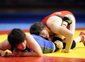 子レスリング世界選手権2008、67キロ級決勝でカナダのマルティン・ダグレニエと対戦する日本の新海真美（左）。（2008年10月11日撮影）(c)AFP/Yoshikazu TSUNO