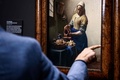 オランダ・アムステルダム国立美術館に展示された、ヨハネス・フェルメールの「牛乳を注ぐ女」（2022年9月8日撮影）。(c)Kenzo TRIBOUILLARD / AFP