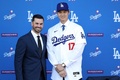 米大リーグ（MLB）、ロサンゼルス・ドジャースの入団会見に臨む大谷翔平（右）とゼネラルマネジャー（GM）のブランドン・ゴームス氏（2023年12月14日撮影）。(c)Meg Oliphant/Getty Images/AFP
